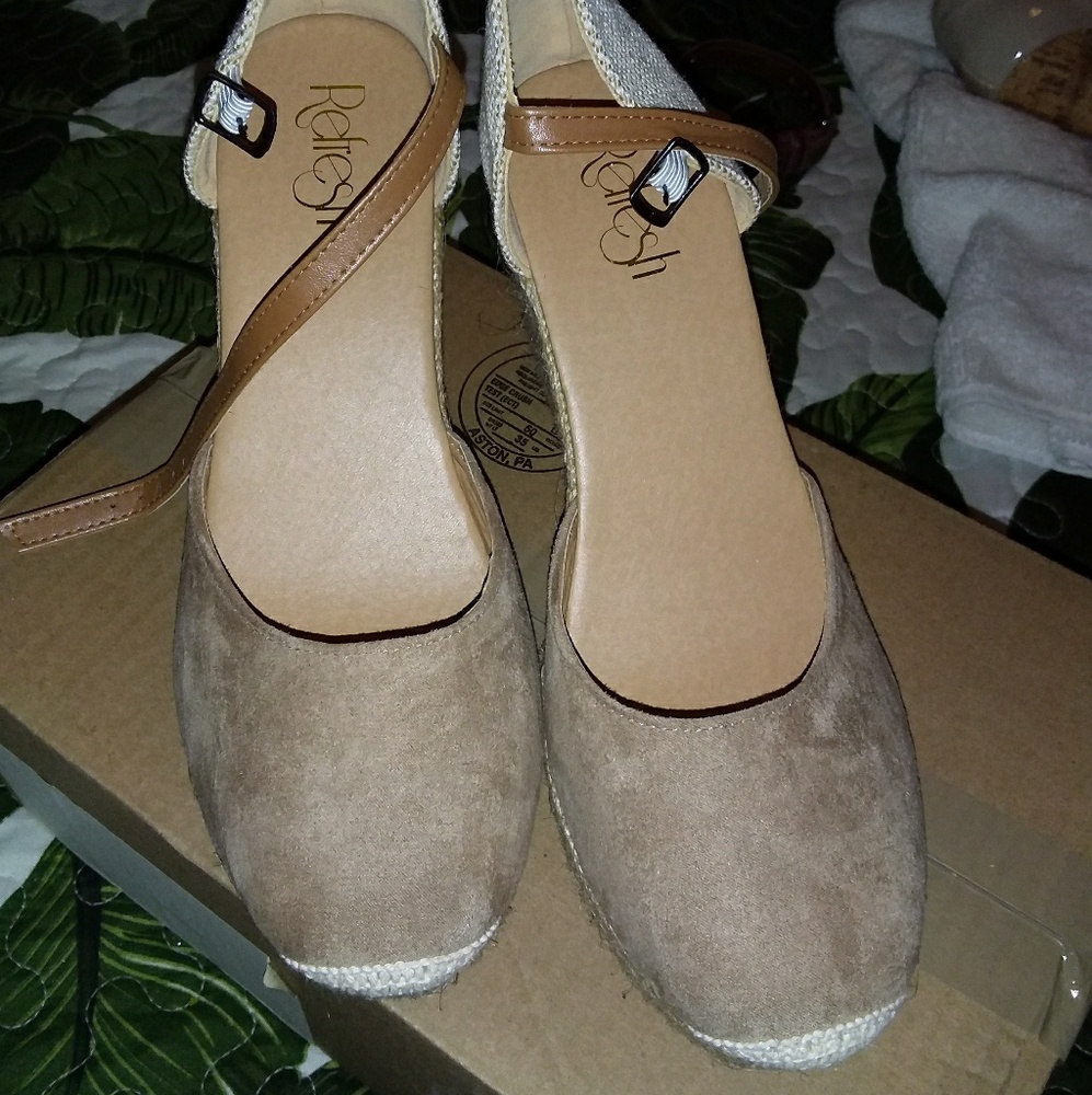 Low heel wedges- tan